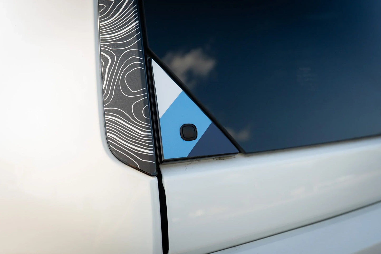 Heritage Rear Glass Button Trim Overlay - 2024+ Land Cruiser / GX 550 - LC250TRI-TBO-LC250TRI-TBB-  DRIVEN - 6