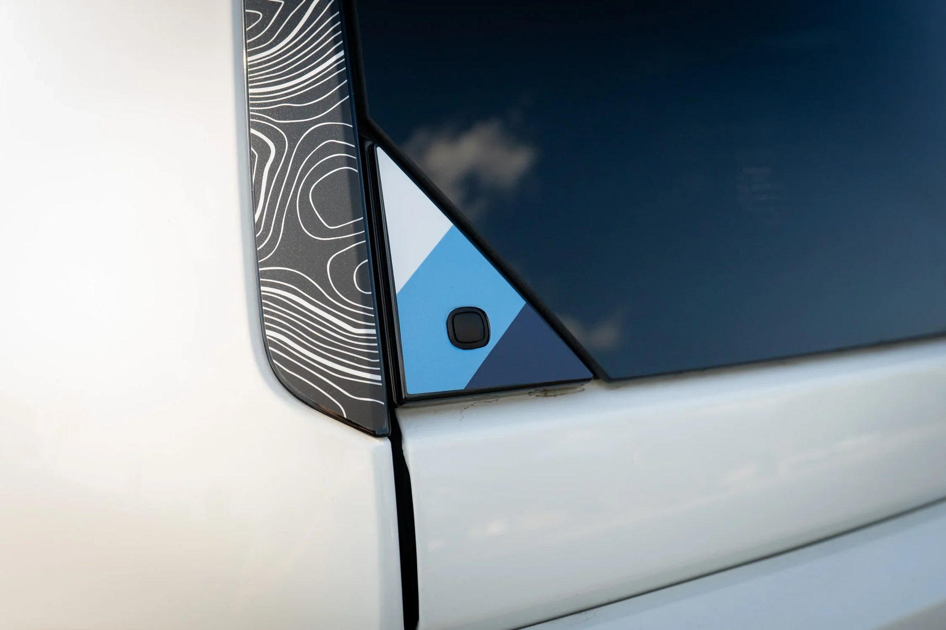 Heritage Rear Glass Button Trim Overlay - 2024+ Land Cruiser / GX 550 - LC250TRI-TBO-LC250TRI-TBB-  DRIVEN - 6